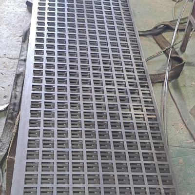 Tấm Lưới Sắt Cắt CNC Theo Yêu Cầu – Chất Lượng Cao